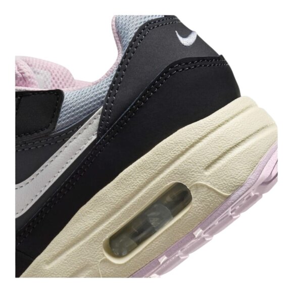 Nike Black and Pink Sneakers for Everyday Comfort - Picture 11 of 12